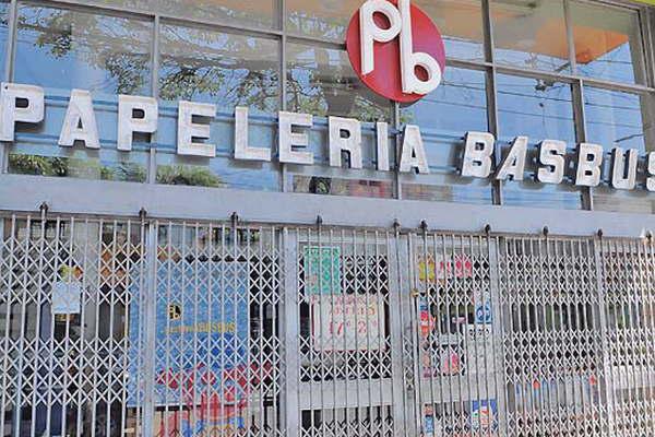 La Papeleriacutea Basbuacutes abriraacute sus puertas pese a que el fuego consumioacute casi toda su mercaderiacutea