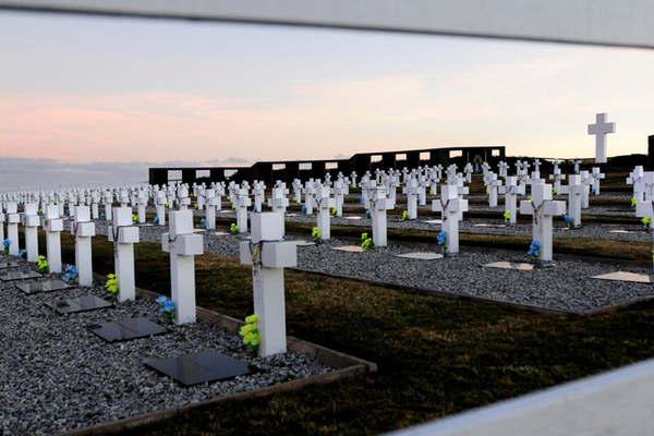 El cementerio de Darwin recibiraacute hoy a los familiares  de los caiacutedos en Malvinas 