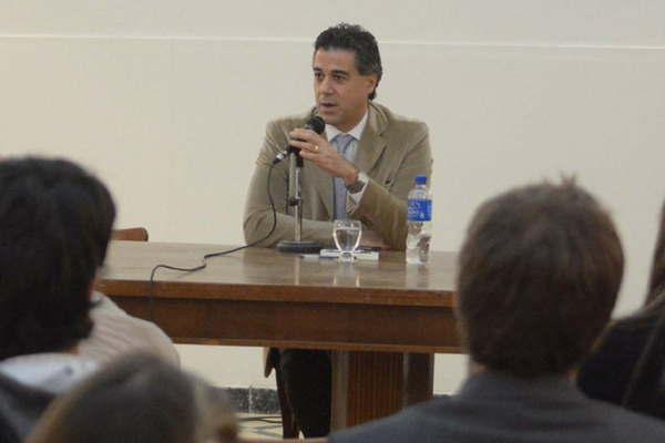 El juez federal Daniel Rafecas expondraacute hoy en Santiago sobre su libro El crimen de tortura 