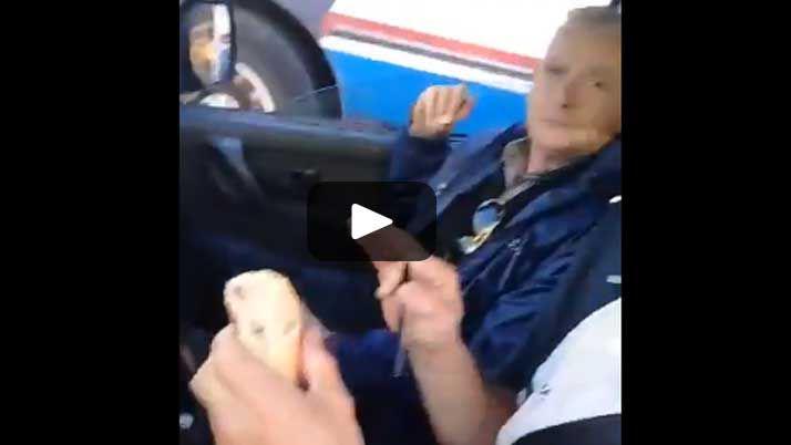 Video  Escrachan a inspectores comiendo panes caseros incautados
