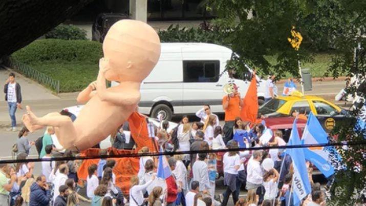 La historia del bebeacute gigante en la marcha contra el aborto