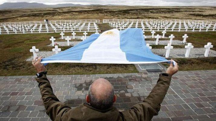 Llanto y respeto hacia los soldados argentinos en Darwin