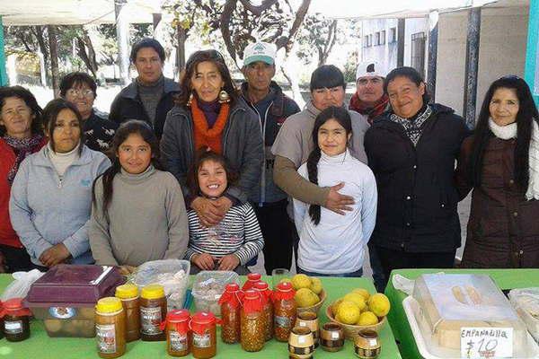 La feria de pequentildeos productores de Villa Riacuteo Hondo inicia el ciclo 2018