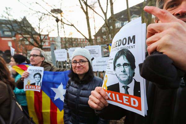 El dirigente catalaacuten Carles Puigdemont esperaraacute detenido en Alemania su posible entrega a Espantildea
