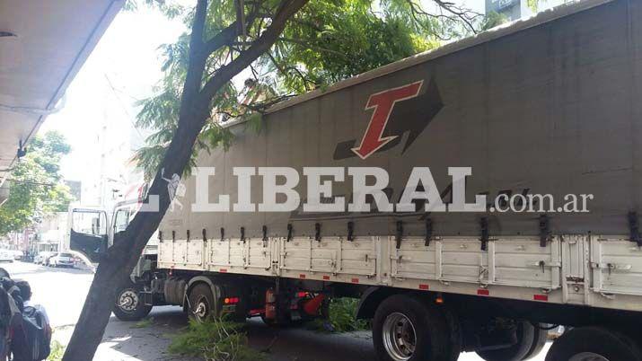 Caos vehicular- camioacuten quedoacute varado en pleno centro