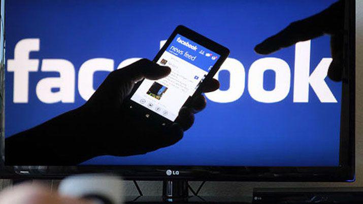 Tras el escaacutendalo Facebook simplifica la gestioacuten de los datos personales