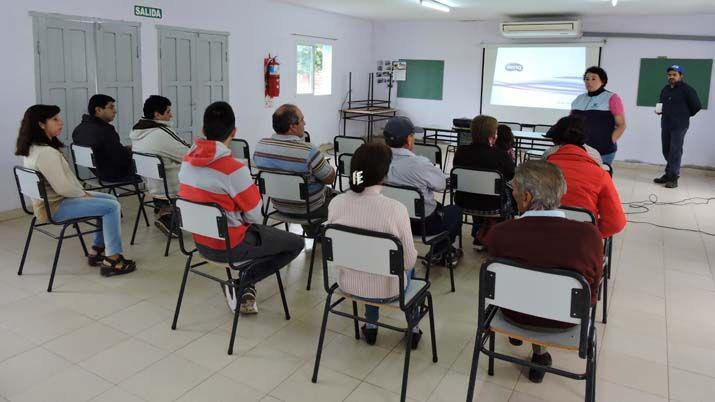 Capacitan a agricultores familiares sobre los derechos a la tierra