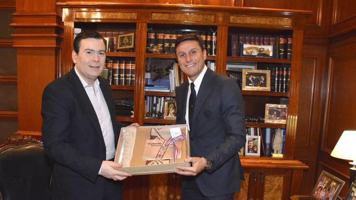 Zamora recibioacute al Pupi Zanetti en Casa de Gobierno