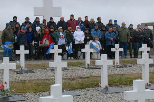 Mauricio Macri recibiraacute a los familiares de soldados caiacutedos en Malvinas