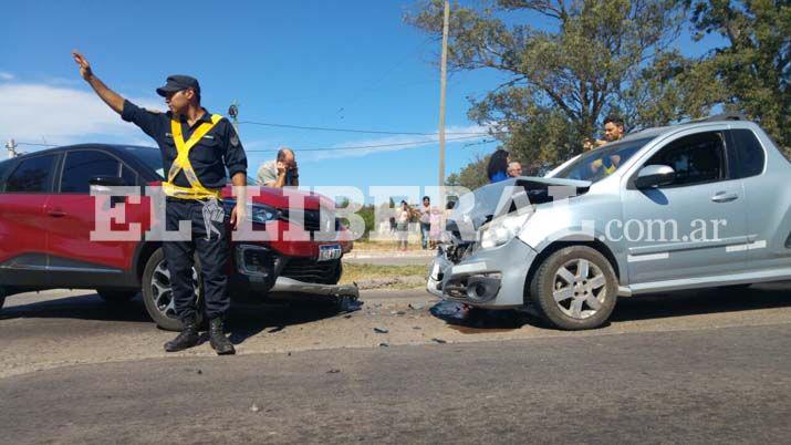 Un choque frontal dejoacute serios dantildeos materiales