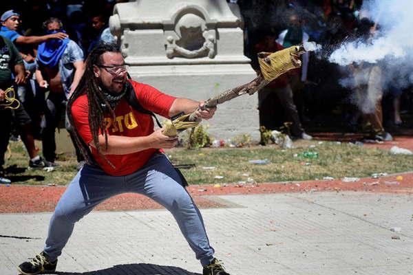 El militante del mortero llamoacute a sacar a Macri como a De la Ruacutea