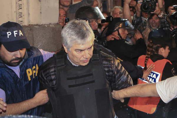 Seguacuten documentos de Suiza  Baacuteez invertiacutea en lingotes de oro