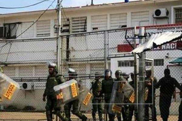 Se fugaron 21 presos de una caacutercel del norte de Venezuela 