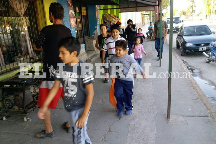 Los niños de Colonia Dora salen en busca de la santa bendición