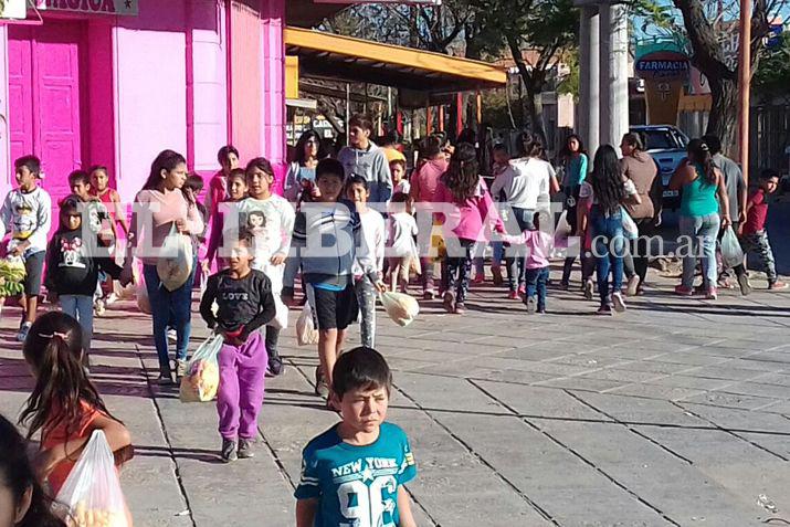 Desde las primeras horas de este domingo los niños de Añatuya salieron a pedir la bendición