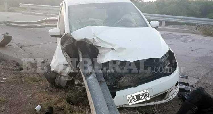 Un auto terminó incrustado contra un guardarrail