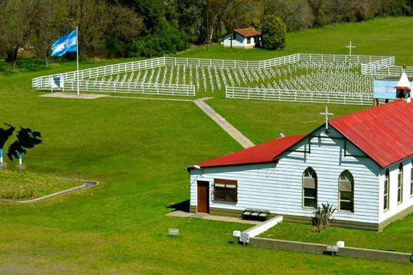 Evocaraacuten el aniversario en la reacuteplica del cementerio de Darwin que fue construido en la localidad de Pilar 