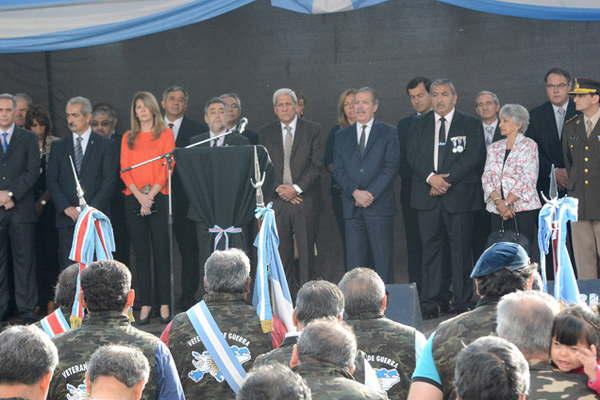 Malvinas- los veteranos y caiacutedos en combate tuvieron su sentido homenaje y evocaron sus hazantildeas