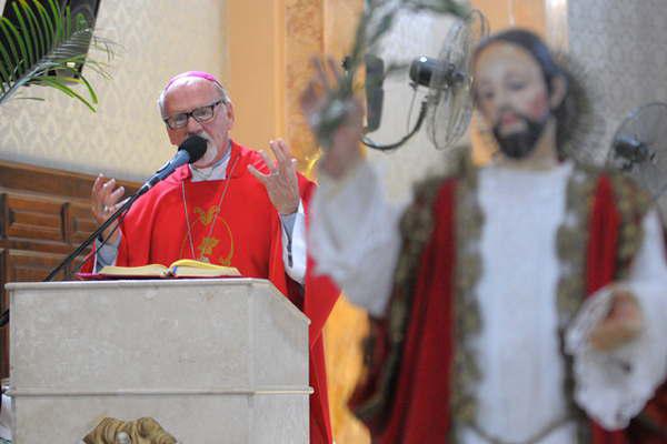 Mons Vicente Bokalic celebroacute sus 40 antildeos de vida sacerdotal
