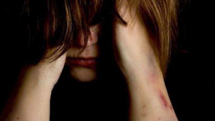 Denuncioacute que su marido la golpeoacute y asfixioacute con una almohada