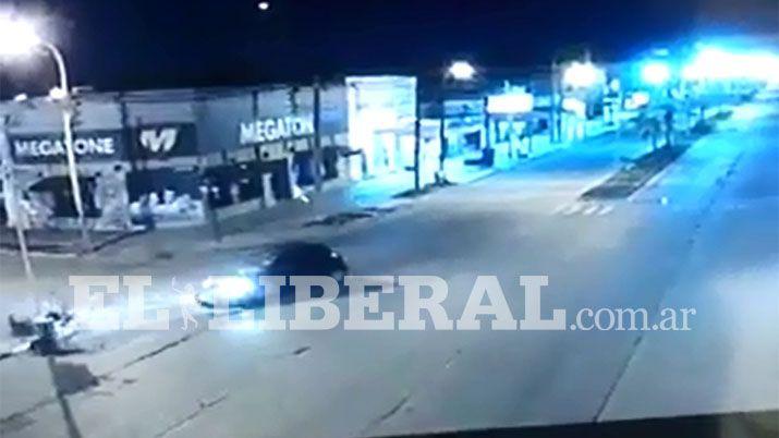 VIDEO  fuerte choque entre una moto y un auto en Antildeatuya