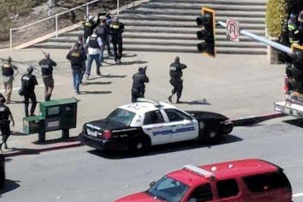 Un muerto y cuatro heridos en  un tiroteo en la sede de YouTube 