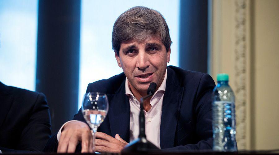 Finalizoacute en escaacutendalo la exposicioacuten de Luis Caputo