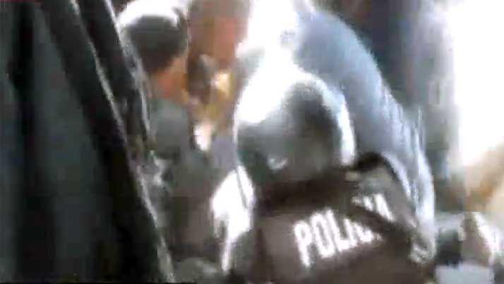VIDEO  Fallecioacute un policiacutea durante una violenta protesta