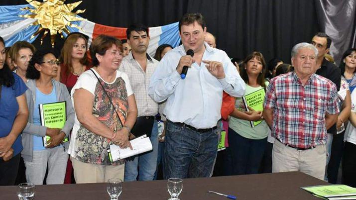 El intendente loretano entregoacute maacutes de un milloacuten de pesos a 27 escuelas
