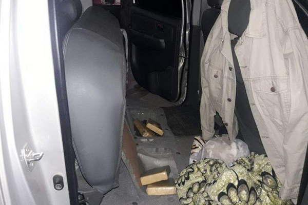 Padre e hija sorprendidos con maacutes de 4 kilogramos de cocaiacutena en la ruta 16