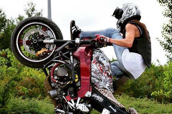 Muacutesica danza enduro y stunt bike