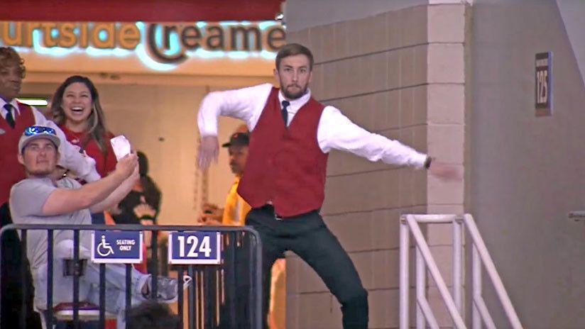 El sorprendente baile de un acomodador en un partido de NBA
