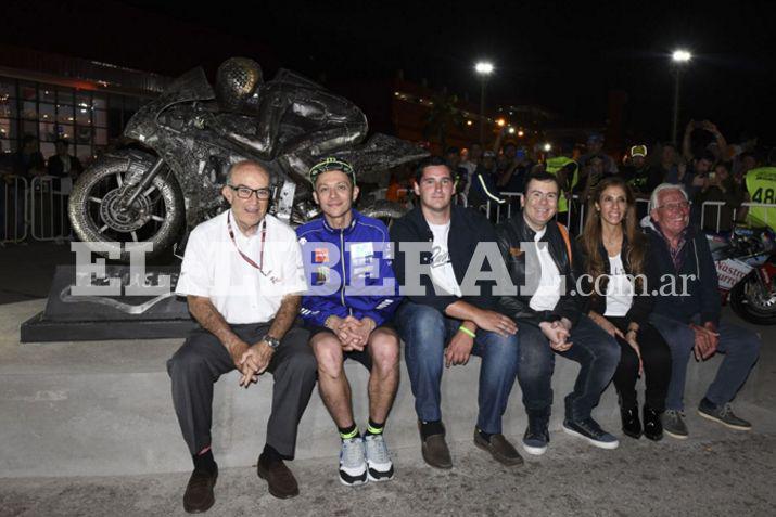 La escultura del piloto italiano Valentino Rossi fue emplazada frente al Museo del Autódromo de Las Termas de Río Hondo 
