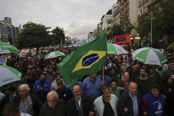 En Buenos Aires hubo manifestaciones a favor del ex presidente y el Gobierno sigue de cerca la marcha de la situacioacuten