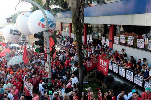 Lula desacatoacute la orden de entregarse y crece la tensioacuten poliacutetica en Brasil