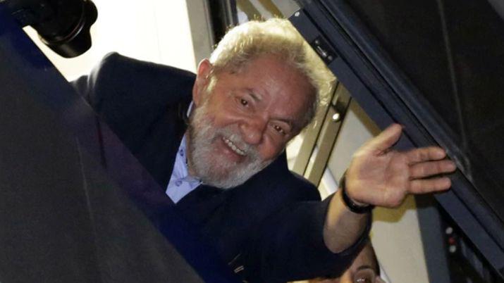 Lula Da Silva se entregariacutea hoy despueacutes de una misa por su esposa