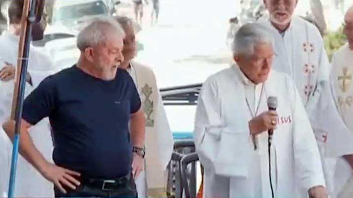 Lula Da Silva emocionado en la misa por su esposa fallecida