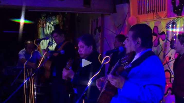 Video Los Manseros Santiaguentildeos volvieron a tocar y transmitieron por Facebook