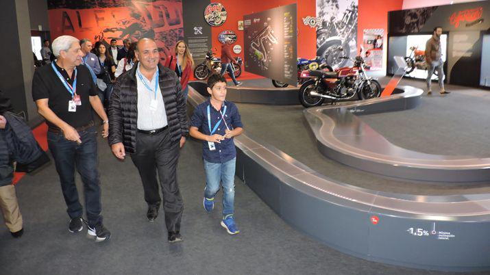 El gobernador de Tucumaacuten estuvo en la final del MotoGP