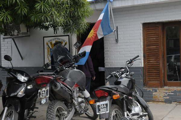 Violento choque entre auto y motocicleta