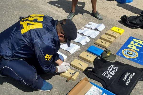 Desbaratan una banda que mejicaneaba droga a narcos y la vendiacutea en Santiago