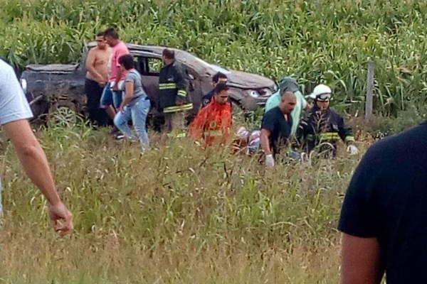 Una familia se salvoacute de milagro tras un espectacular vuelco