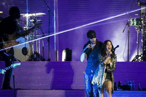 Lali Espoacutesito acompantildeoacute a Enrique Iglesias en el show que dio en Buenos Aires y que estuvo marcado por el carisma 