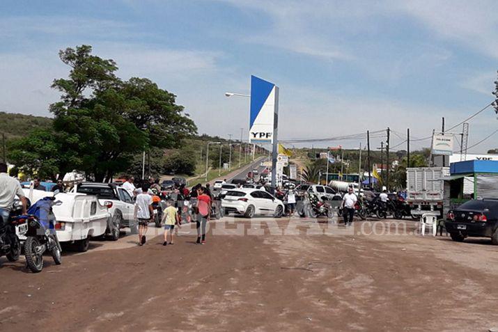 Las filas de motos y vehículos de turistas cargaron combustible en Villa Ojo de Agua tras su paso por el Gran Premio de MotoGP de la Argentina