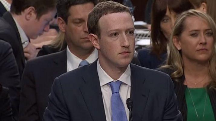 Zuckerberg habloacute ante el Congreso y aceptoacute la culpa por el escaacutendalo