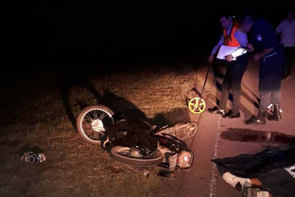 Motociclista muere al chocar camioneta conducida por un chofer de ambulancia 