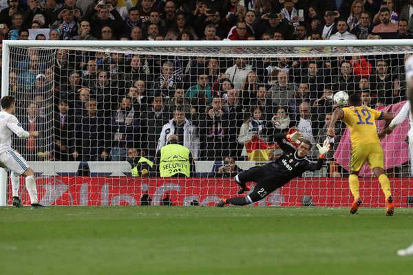 Video  Real Madrid pasoacute a semis con un poleacutemico penal