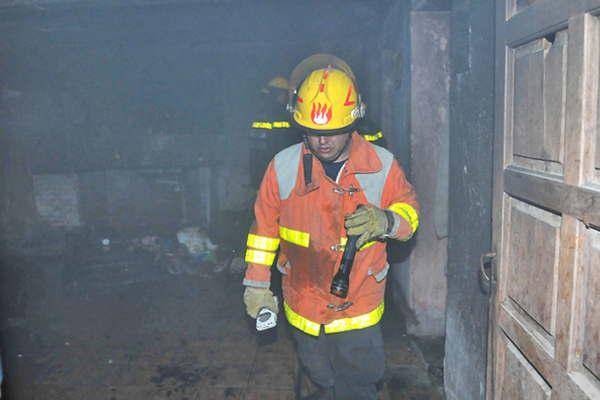 Se incendioacute una vivienda de dos habitaciones donde viven 16 personas