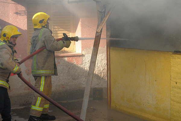 Un nintildeo de 3 antildeos murioacute al incendiarse la habitacioacuten en la que quedoacute encerrado