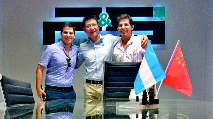 Dos santiaguentildeos fabrican en China y bajo marca propia un celular para toda la regioacuten